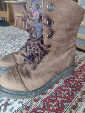 Dr Martens 7-7.5 brown boots